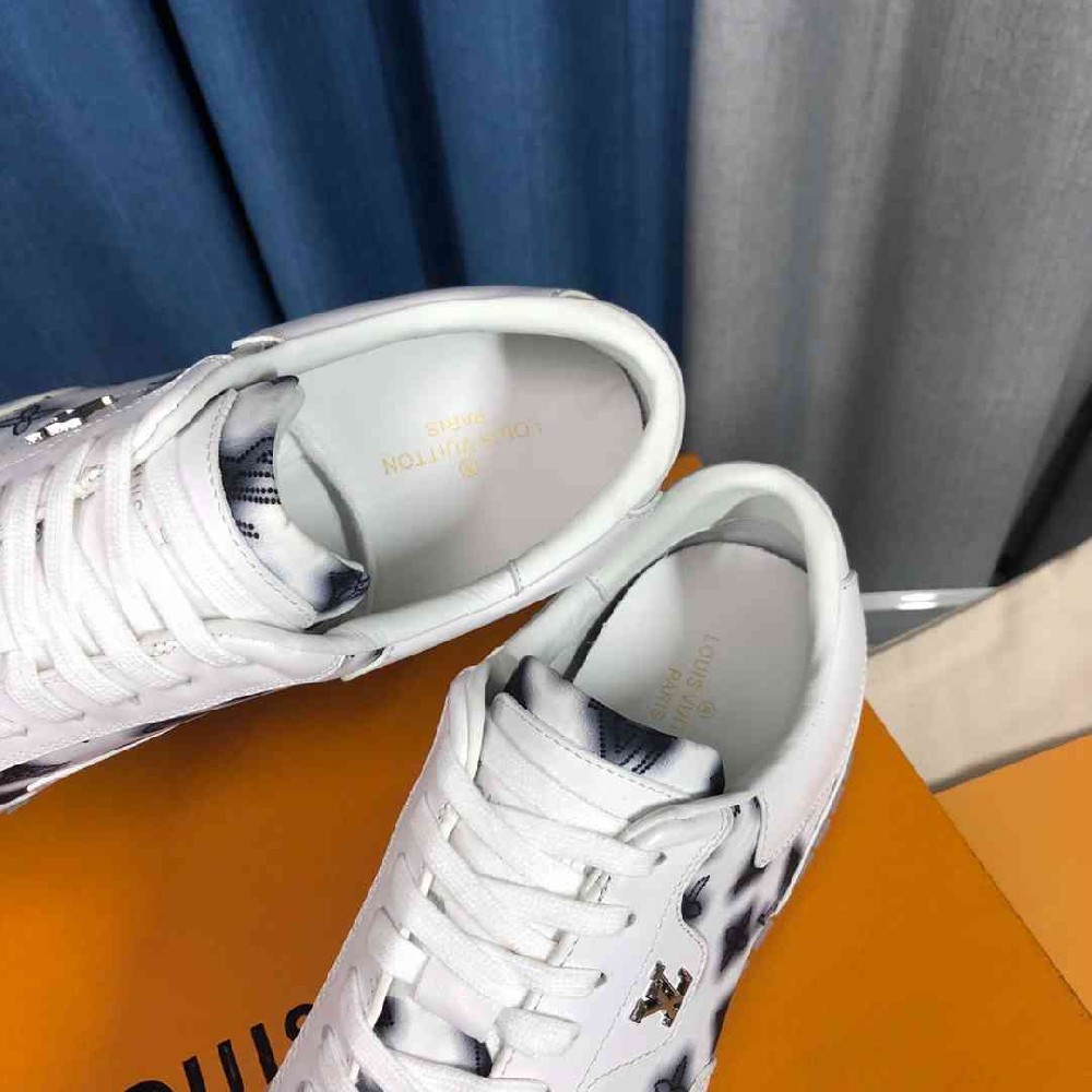 LV sneakers LU0210