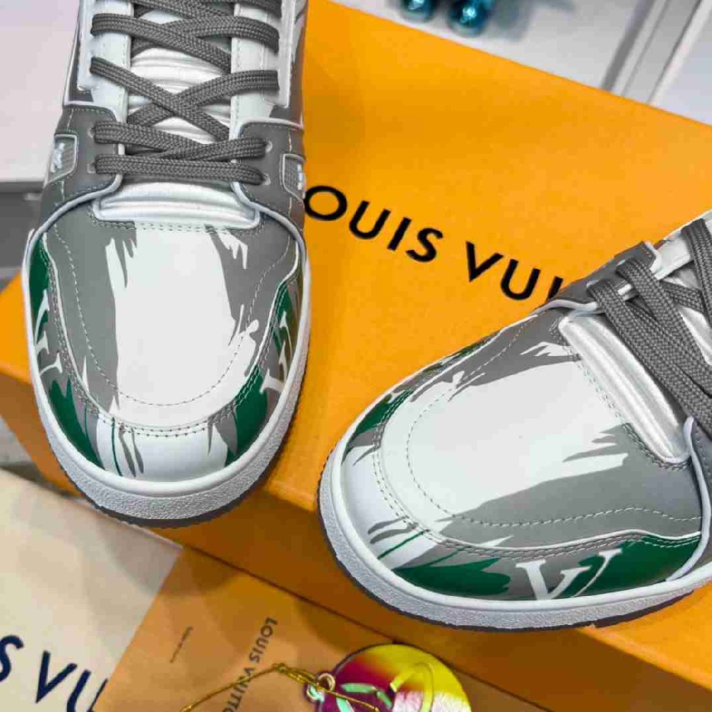 LV sneakers LU0260