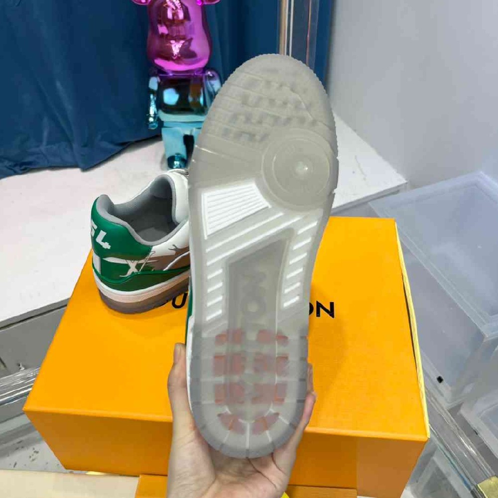 LV sneakers LU0260