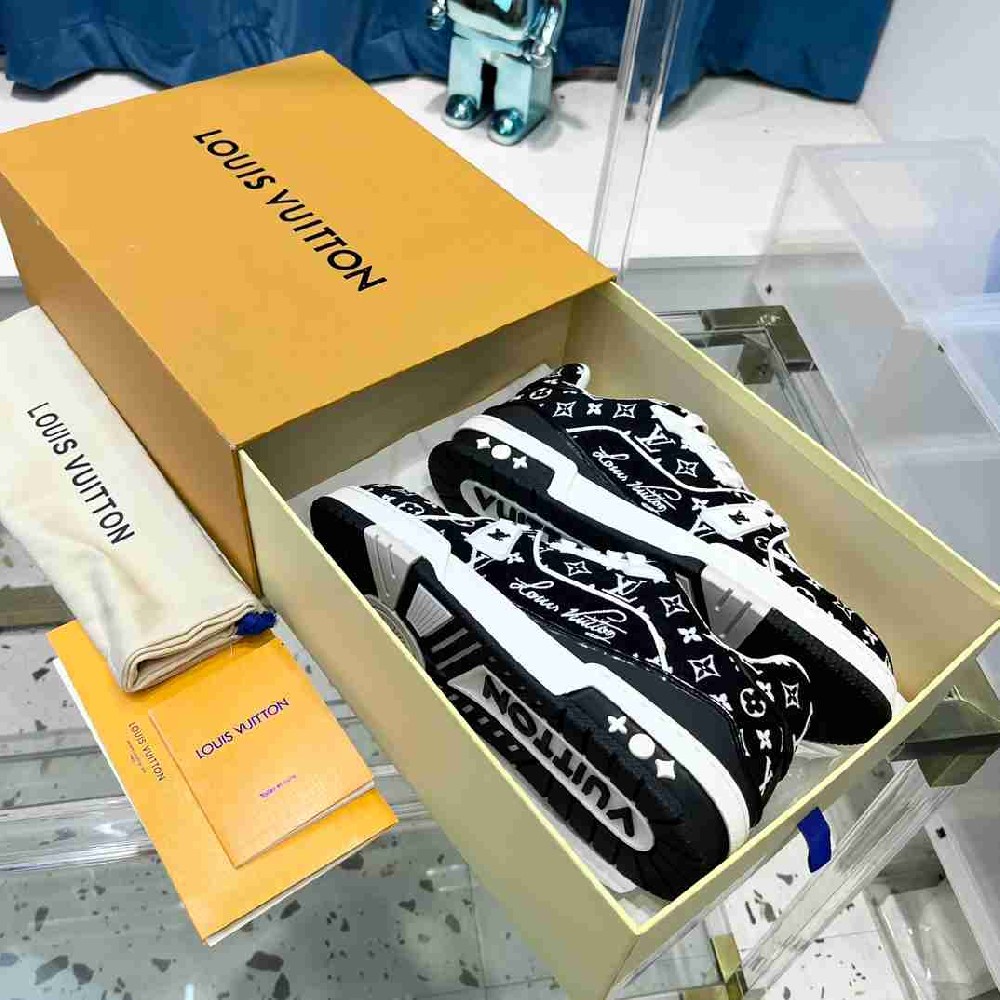 LV sneakers LU0339