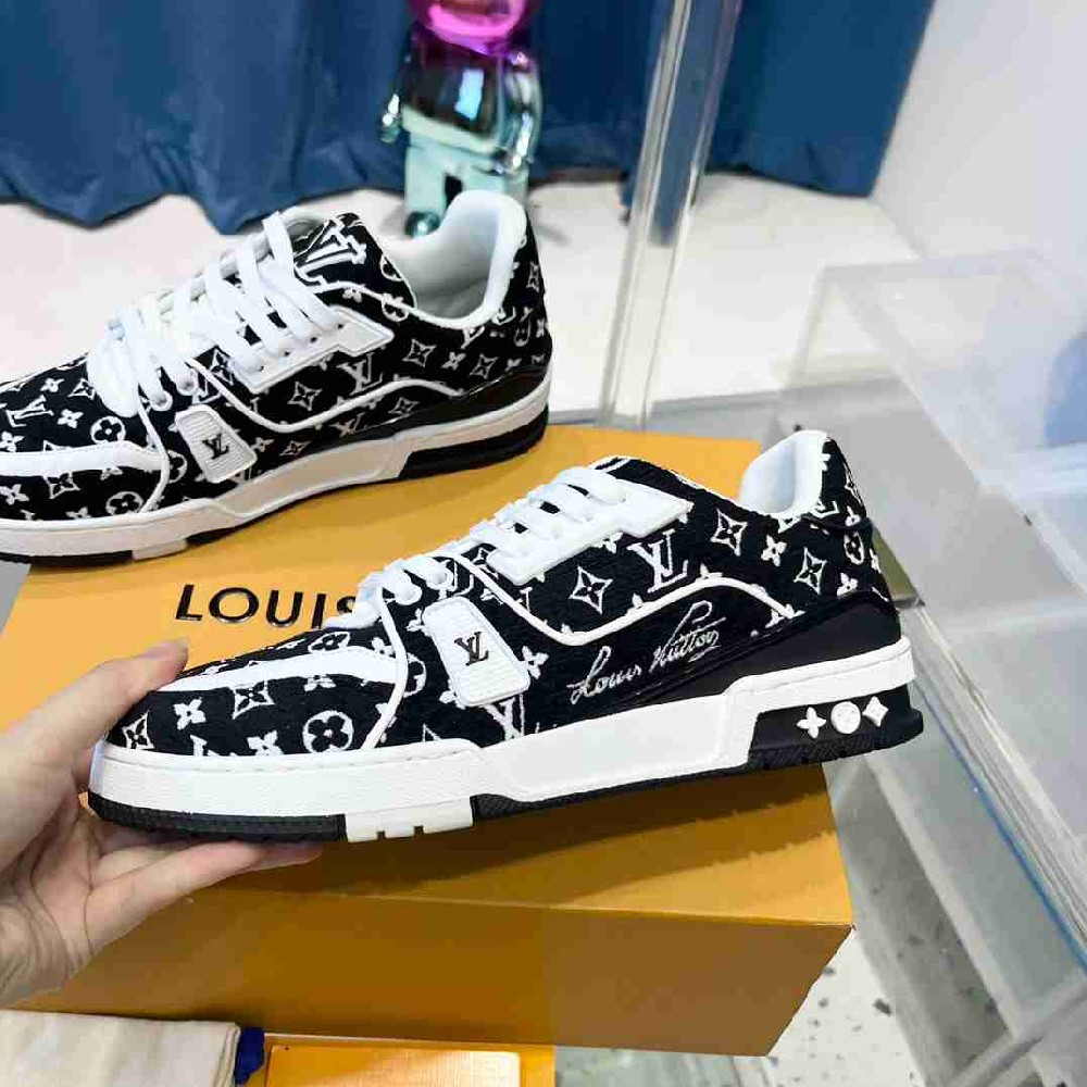 LV sneakers LU0339