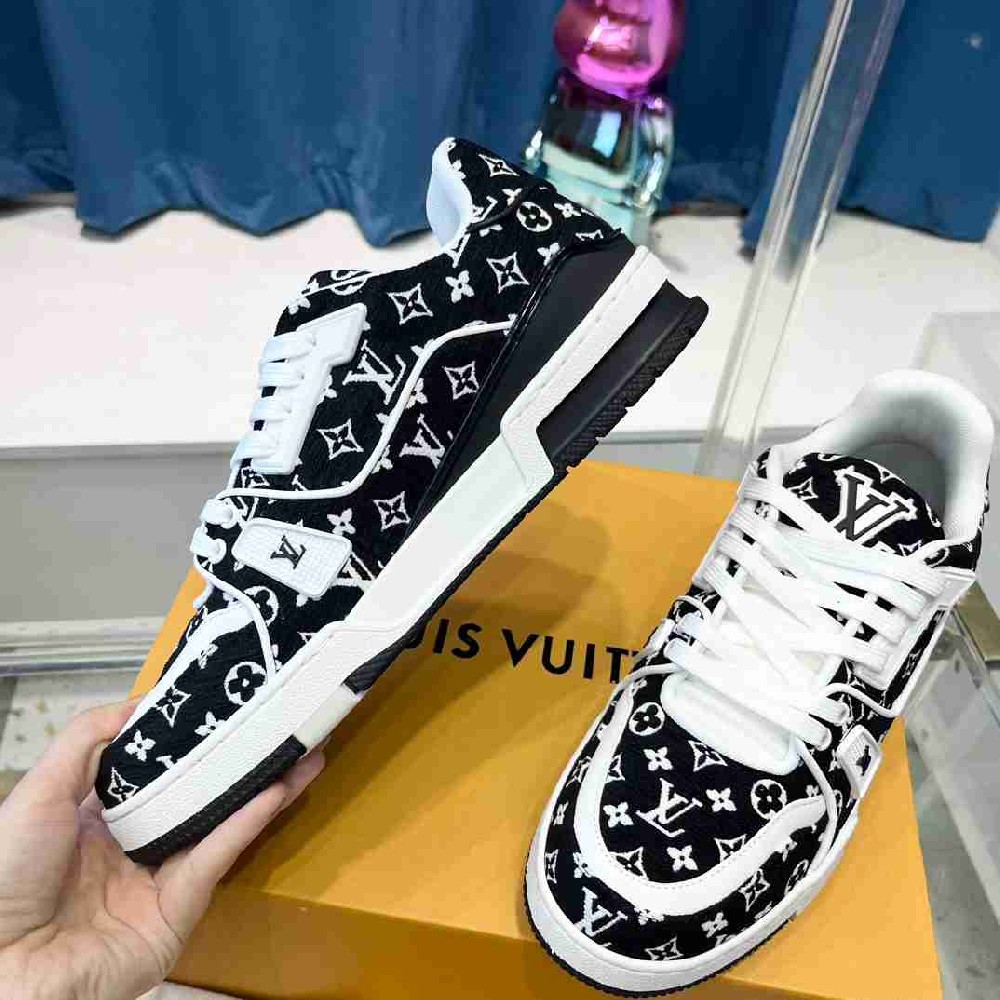 LV sneakers LU0339