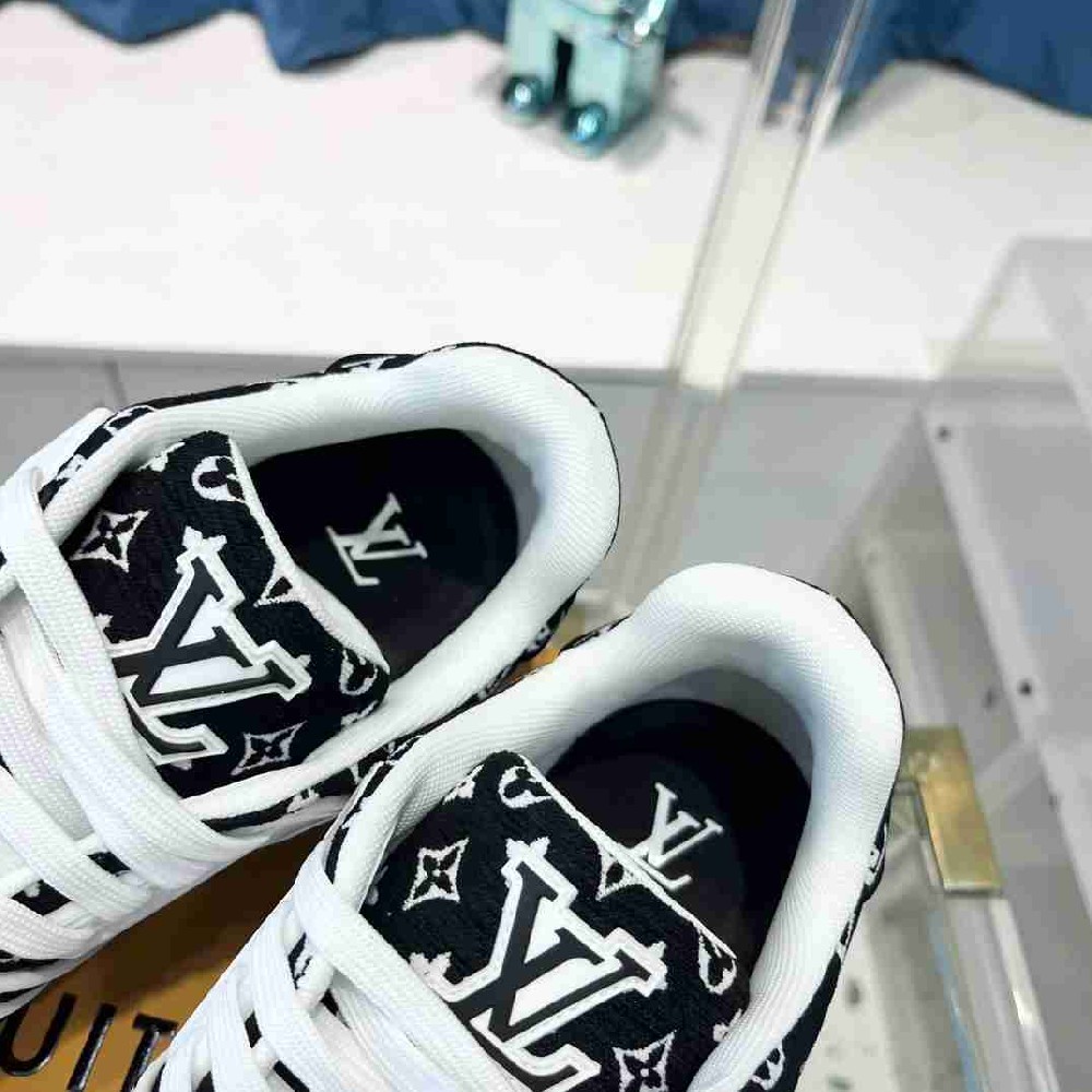 LV sneakers LU0339