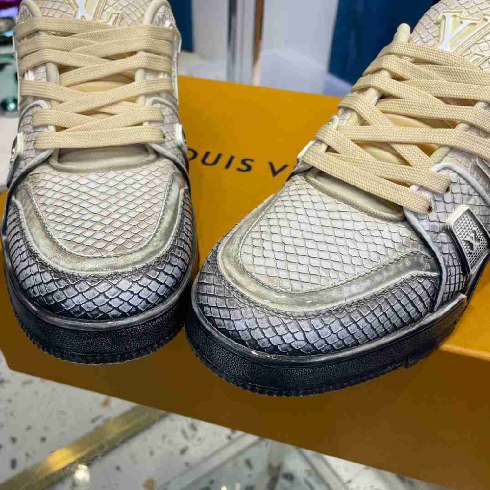 LV sneakers LU0391