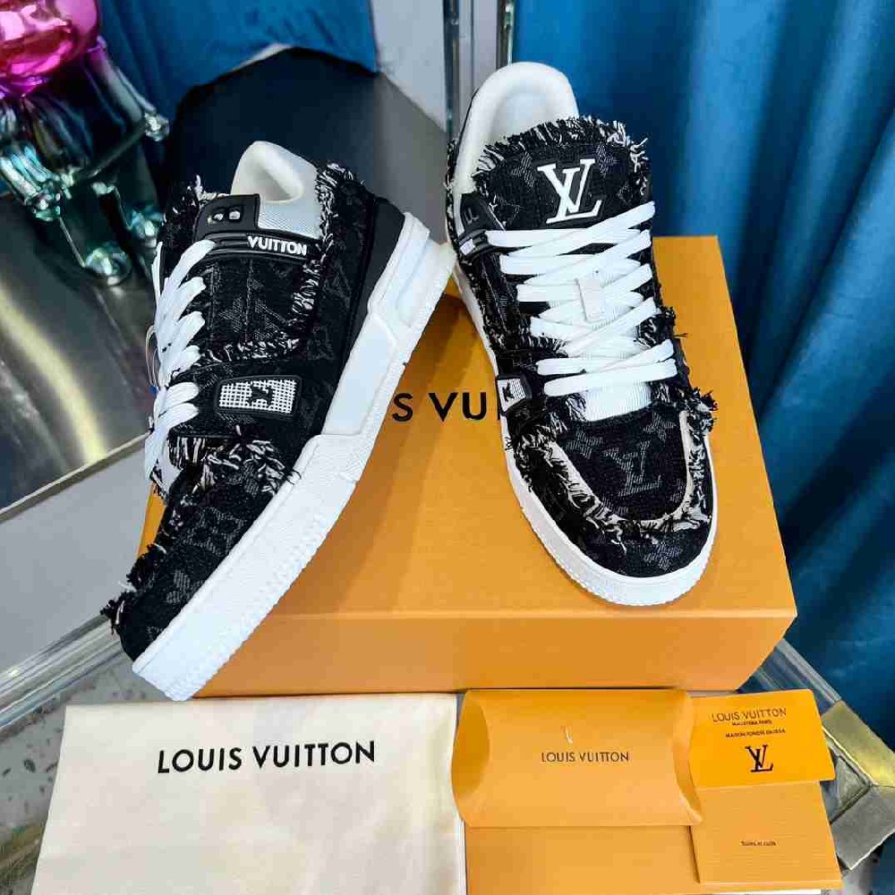 LV sneakers LU0453