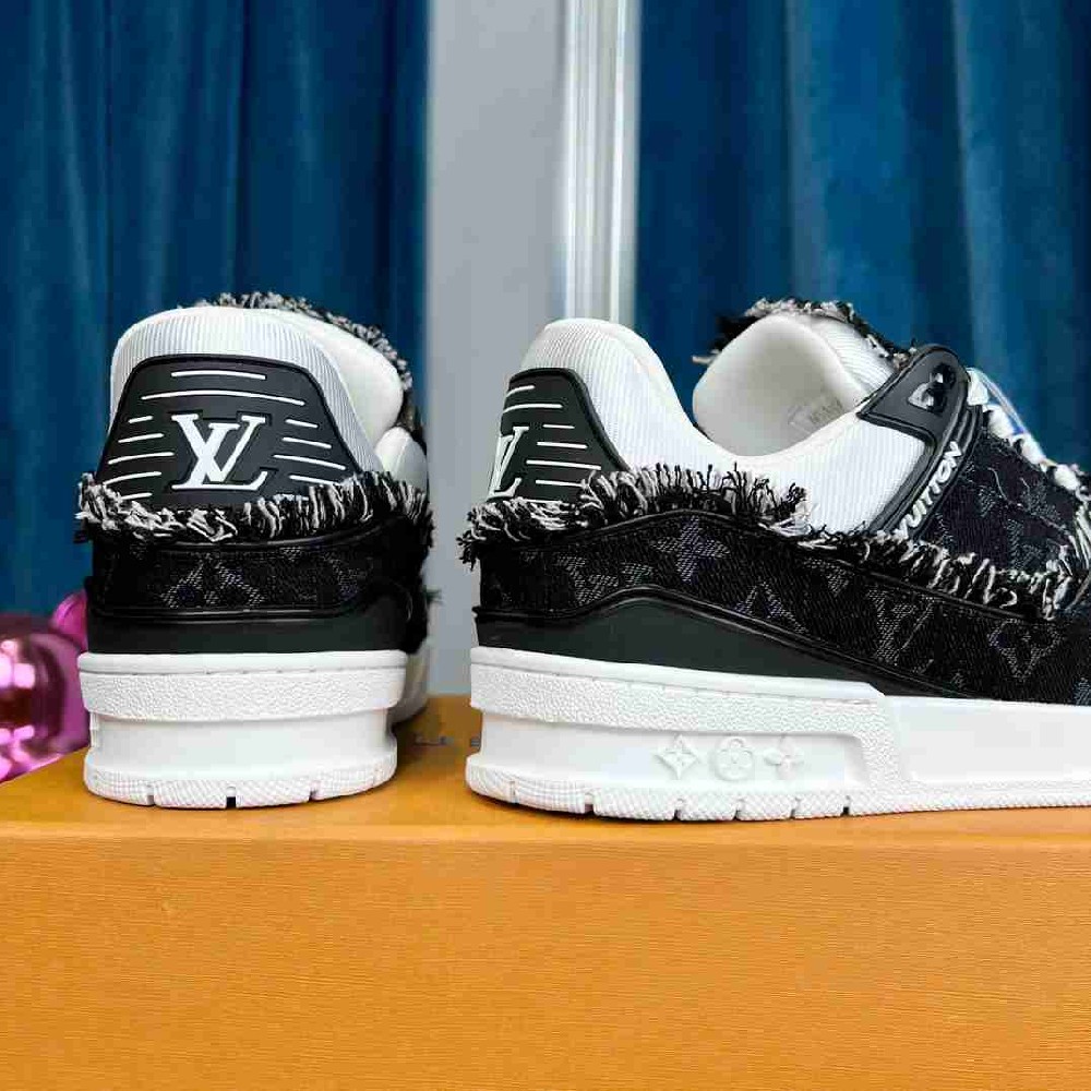 LV sneakers LU0453